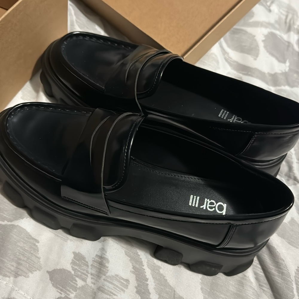 Black shoes that I didn’t even wear so pretty brand new. To big